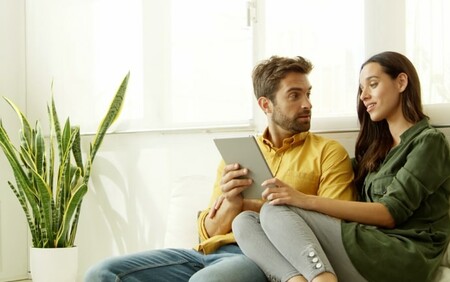 Couple using online consultations